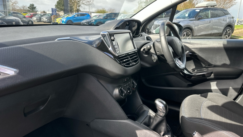 Peugeot 208 1.2 PureTech 82 Signature 5dr [Start Stop] Petrol Hatchback